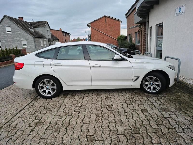 Weiß Gebraucht 2013 BMW 318 Gran Turismo Limousine | 10.000 € (Fairer Preis) - Bild 1/4