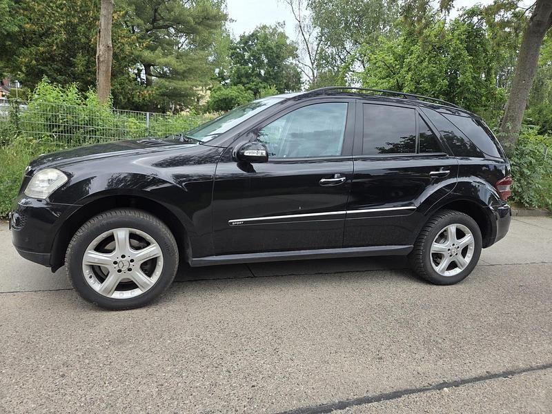 Schwarz Gebraucht 2007 Mercedes ML320 SUV | 9.700 € (Fairer Preis) - Bild 1/4