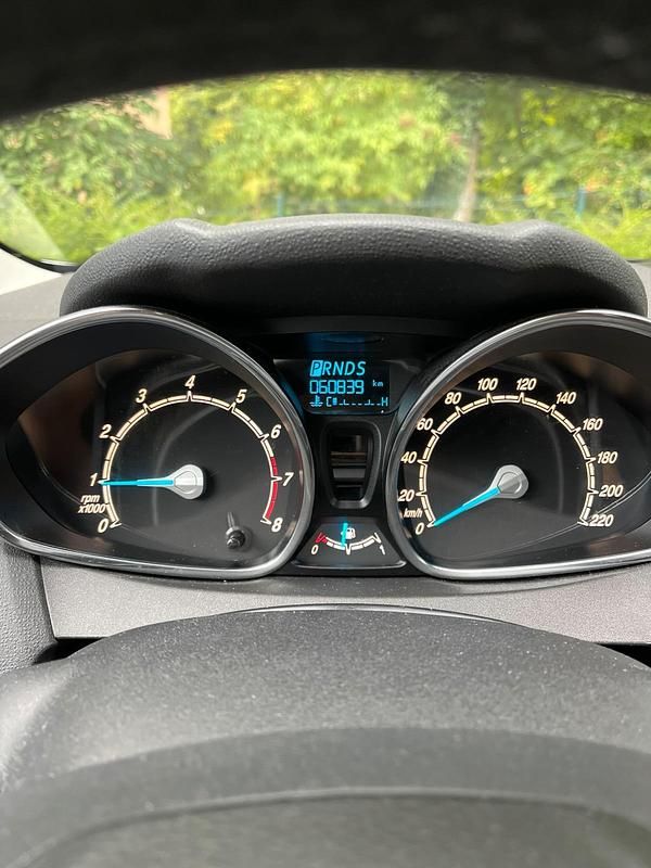 Gebraucht Ford Fiesta Titanium 101 PS (74 kW) 2014 Weiß Kleinwagen