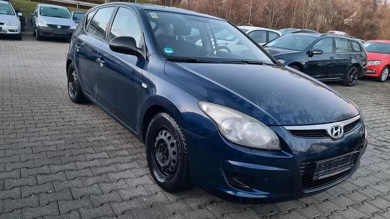 Grau Gebraucht 2010 Hyundai i30 Limousine | 990 € (Guter Preis) - Bild 1/4
