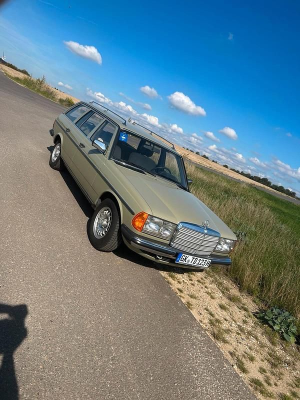 Grün Gebraucht 1983 Mercedes 300 Kombi | 12.500 € - Bild 1/4