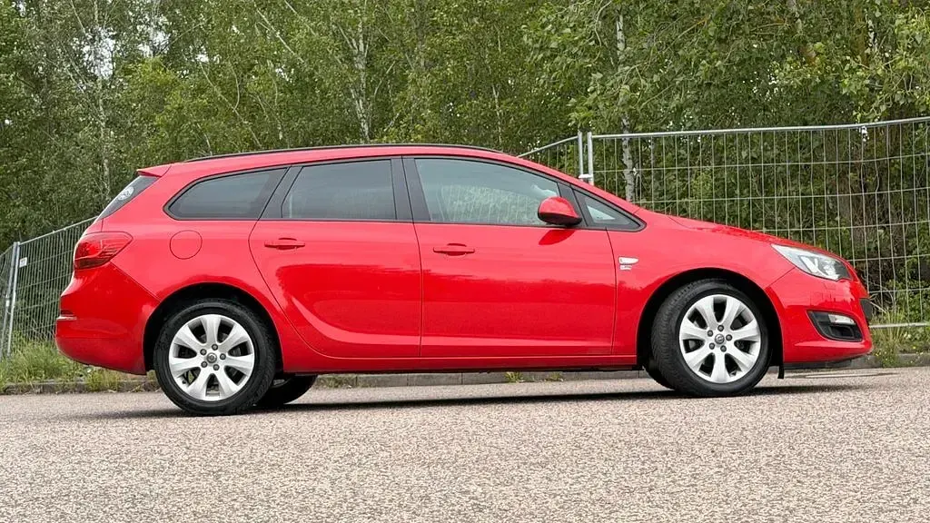 Gebraucht Opel Astra 110 PS (80 kW) 2012 Rot Kombi