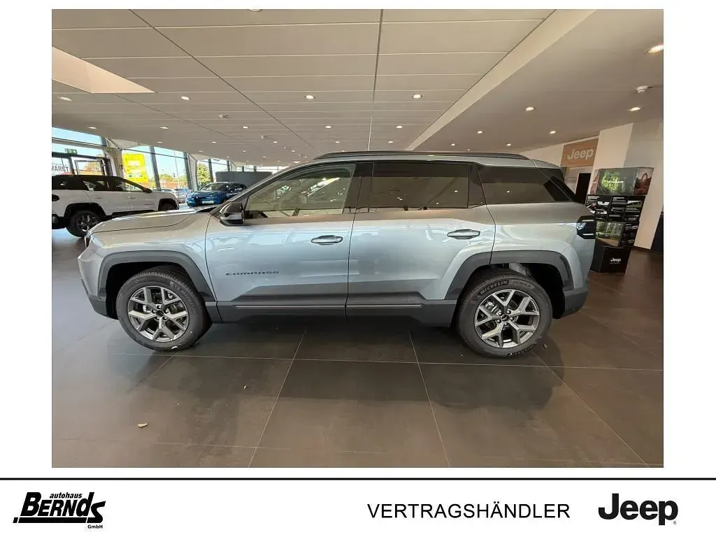 Neu Jeep Compass 136 PS (100 kW) 2026 Yosemite grey SUV