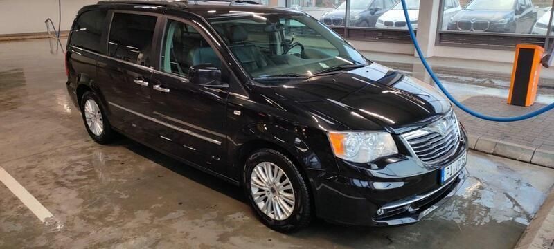 Schwarz Gebraucht 2011 Lancia Voyager Gold Van / Kleinbus | 12.900 € (Fairer Preis) - Bild 1/4