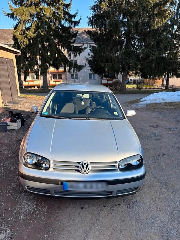 Grau Gebraucht 2002 VW Golf IV Kleinwagen | 3.000 € (Etwas zu teuer) - Bild 1/4