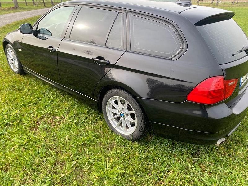 Gebraucht BMW 320 163 PS (119 kW) 2010 Schwarz Kombi