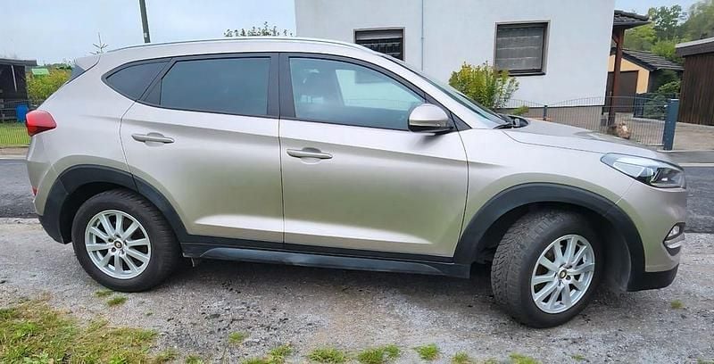 Andere farben Gebraucht 2015 Hyundai Tucson Intro Edition SUV | 16.990 € (Fairer Preis) - Bild 1/4