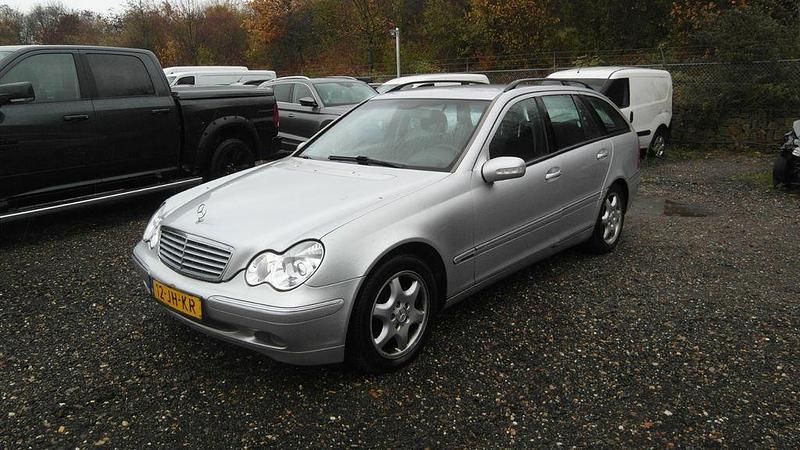 Silber Gebraucht 2002 Mercedes C200 Elegance Limousine | 1.350 € (Guter Preis) - Bild 1/4