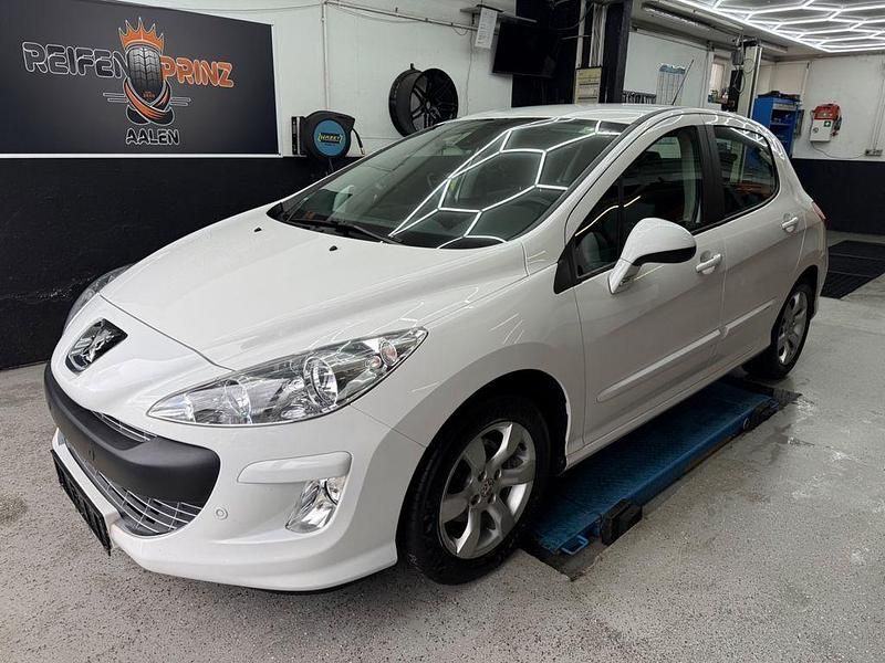 Gebraucht Peugeot 308 Active 120 PS (88 kW) 2011 Weiß Limousine