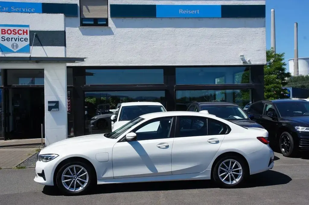 Gebraucht BMW 330 Advantage 252 PS (185 kW) 2021 Weiß Limousine