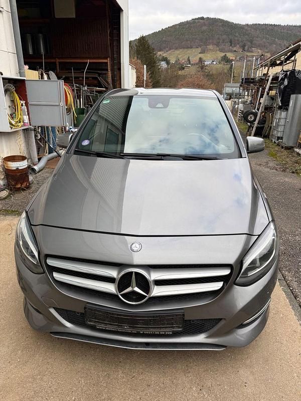 Gebraucht Mercedes B180 Edition 122 PS (89 kW) 2015 Grau Kleinwagen