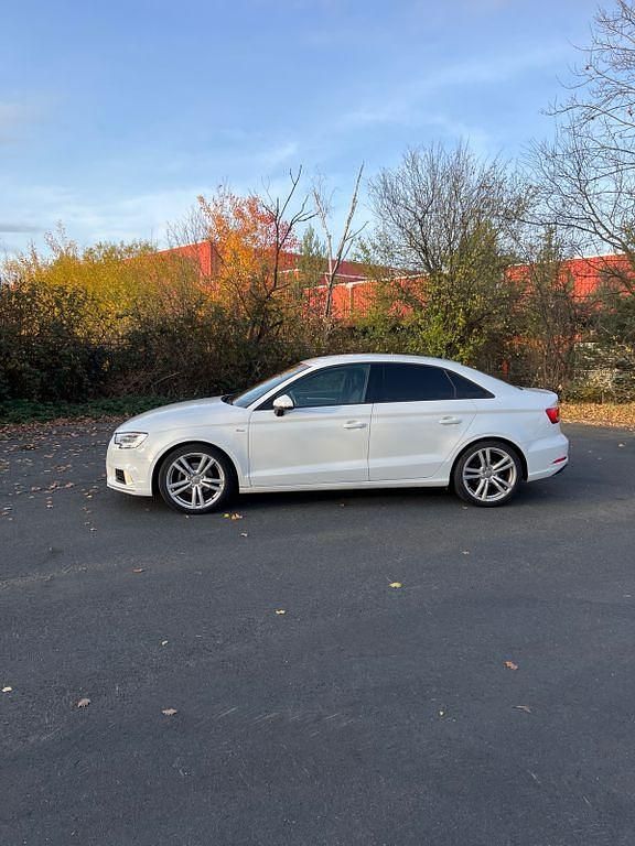 Weiß Gebraucht 2019 Audi A3 S-Line Limousine | 17.200 € (Fairer Preis) - Bild 1/4