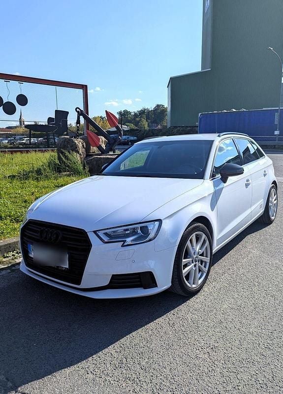 Weiß Gebraucht 2019 Audi A3 Sportback Business Kleinwagen | 16.500 € (Fairer Preis) - Bild 1/4