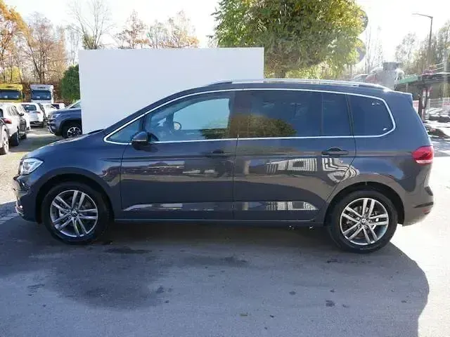Neu VW Touran Comfortline 150 PS (110 kW) 2025 Oyster silver metallic Van / Kleinbus