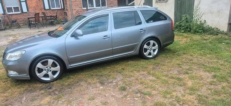 Grau Gebraucht 2012 Skoda Octavia Kombi | 4.450 € (Superpreis) - Bild 1/4