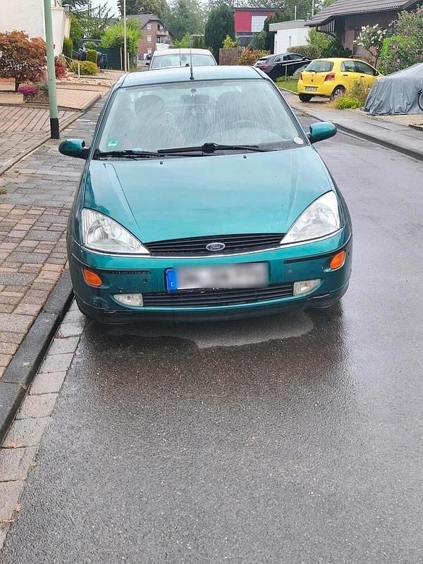 Grün Gebraucht 2000 Ford Focus Limousine | 1.000 € (Guter Preis) - Bild 1/4