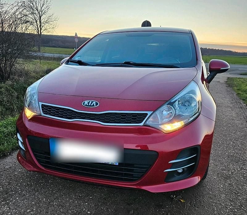 Rot Gebraucht 2015 Kia Rio Limousine | 4.990 € (Guter Preis) - Bild 1/4