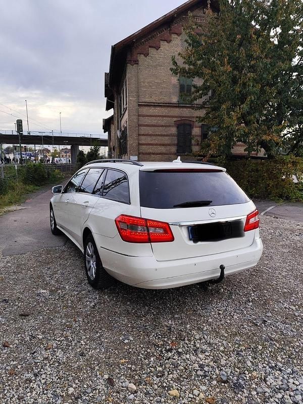 Gebraucht Mercedes E200 Elegance 136 PS (100 kW) 2010 Weiß Kombi
