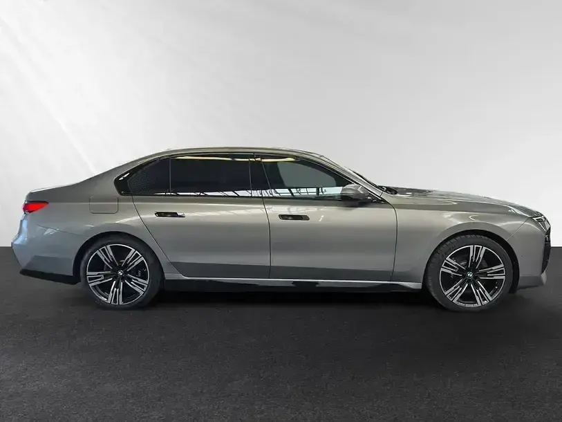Gebraucht BMW 750e M Sport 489 PS (359 kW) 2024 Oxidgrau metallic Limousine