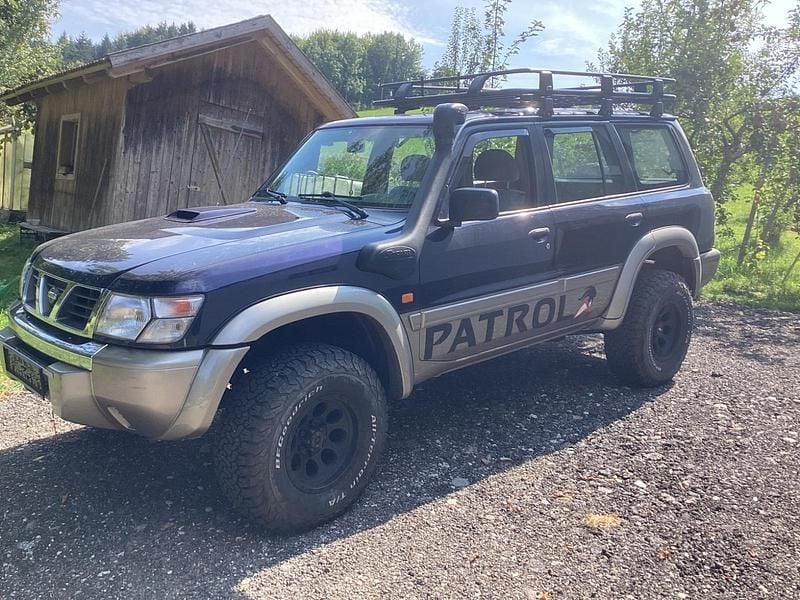 Blau Gebraucht 2002 Nissan Patrol SUV | 15.900 € (Etwas zu teuer) - Bild 1/4
