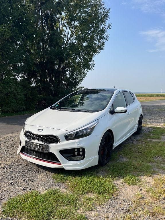 Weiß Gebraucht 2016 Kia Ceed GT Limousine | 12.000 € (Fairer Preis) - Bild 1/4