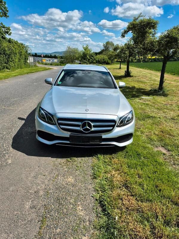 Silber Gebraucht 2017 Mercedes E220 Avantgarde Kombi | 23.750 € (Fairer Preis) - Bild 1/4