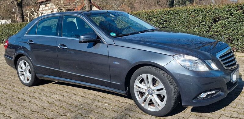 Grau Gebraucht 2010 Mercedes E200 Avantgarde Limousine | 8.500 € (Superpreis) - Bild 1/4