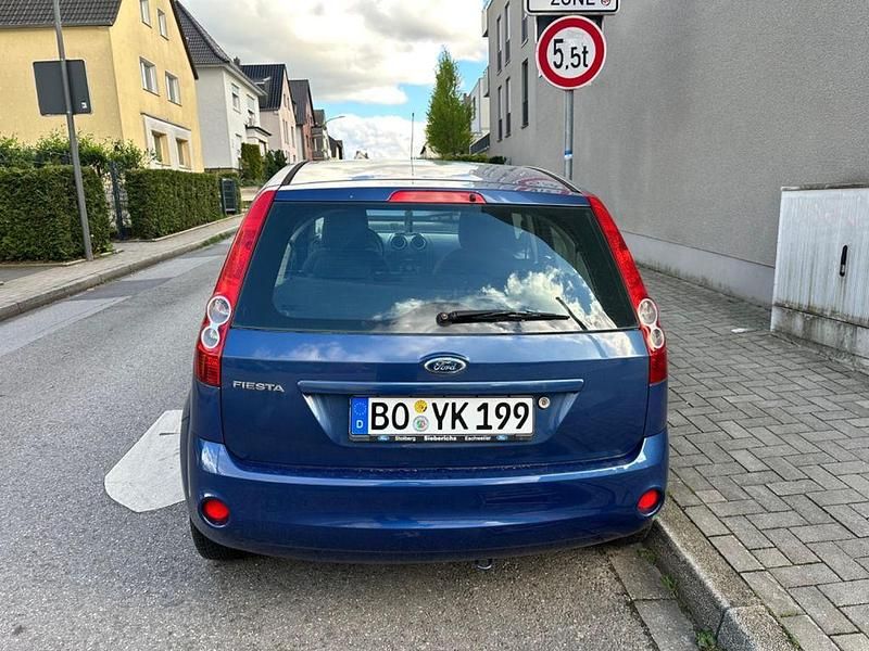 Gebraucht Ford Fiesta Ambiente 80 PS (58 kW) 2008 Blau Kleinwagen