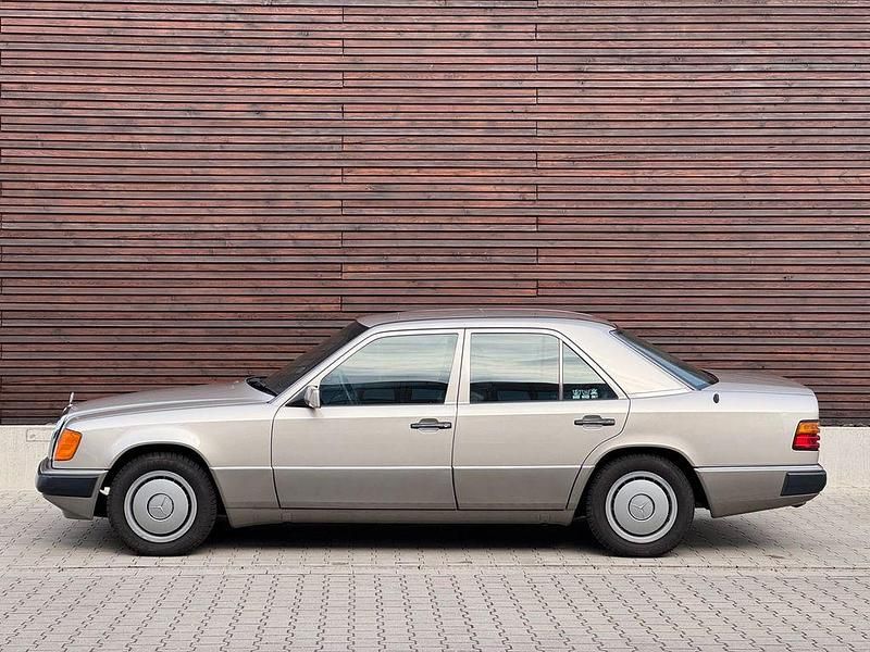 Gebraucht 1989 Mercedes E230 Limousine | 12.750 € - Bild 1/4