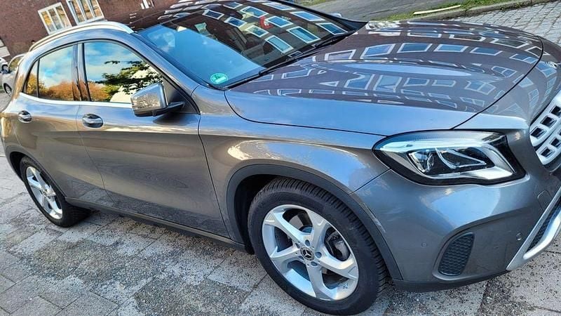 Grau Gebraucht 2017 Mercedes GLA250 Urban SUV | 22.900 € (Fairer Preis) - Bild 1/4