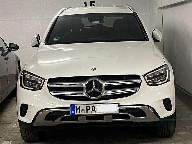 Weiß Gebraucht 2022 Mercedes GLC200 AMG line Plus SUV | 42.850 € (Guter Preis) - Bild 1/4
