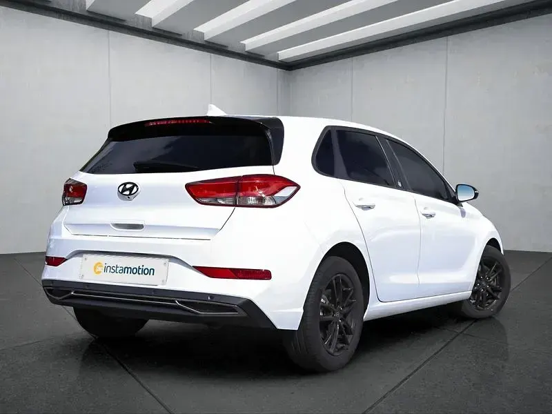 Gebraucht Hyundai i30 120 PS (88 kW) 2021 Weiß Kleinwagen