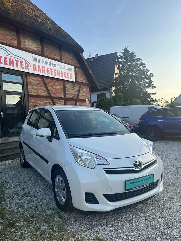 Gebraucht Toyota Verso-S Life 99 PS (72 kW) 2011 Weiß Van / Kleinbus