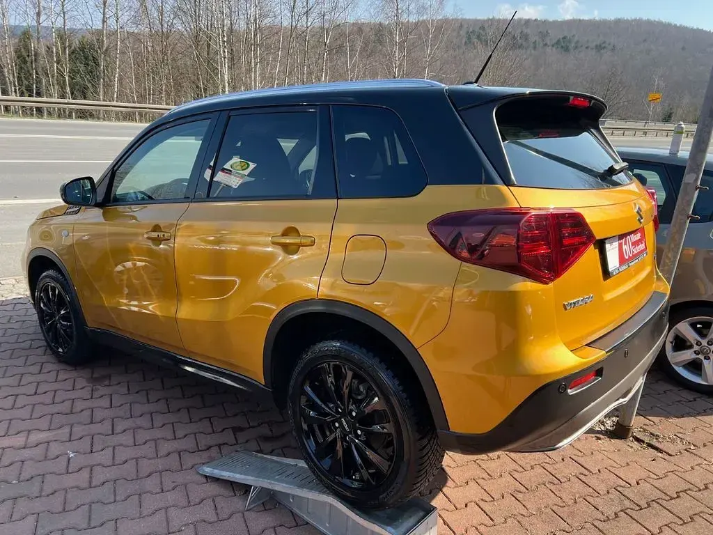 Gebraucht Suzuki Vitara 109 PS (80 kW) 2024 Gold SUV