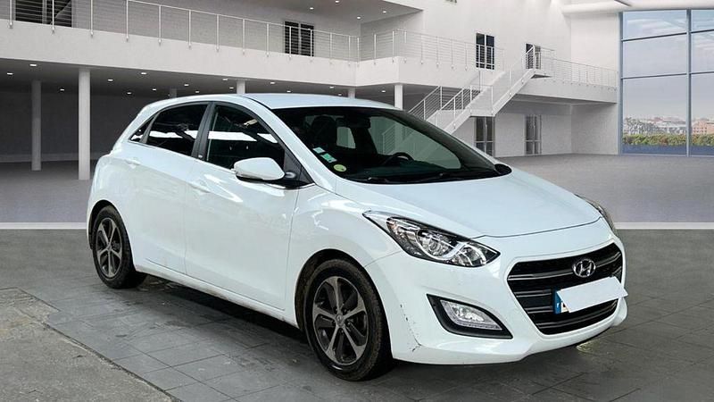 Weiß Gebraucht 2016 Hyundai i30 Edition Limousine | 7.303 € (Fairer Preis) - Bild 1/4