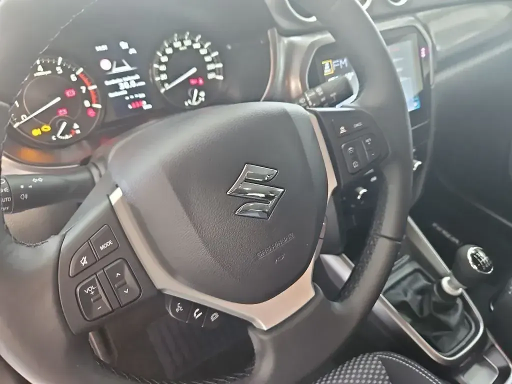 Neu Suzuki Vitara Comfort 110 PS (80 kW) 2026 Savannah ivory cosmic black SUV