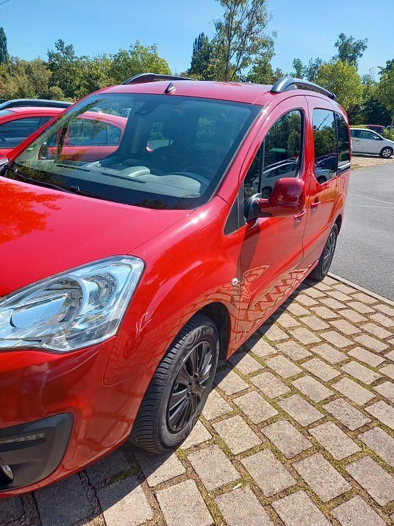 Rot Gebraucht 2017 Peugeot Partner Tepee Allure Van / Kleinbus | 9.900 € (Guter Preis) - Bild 1/4