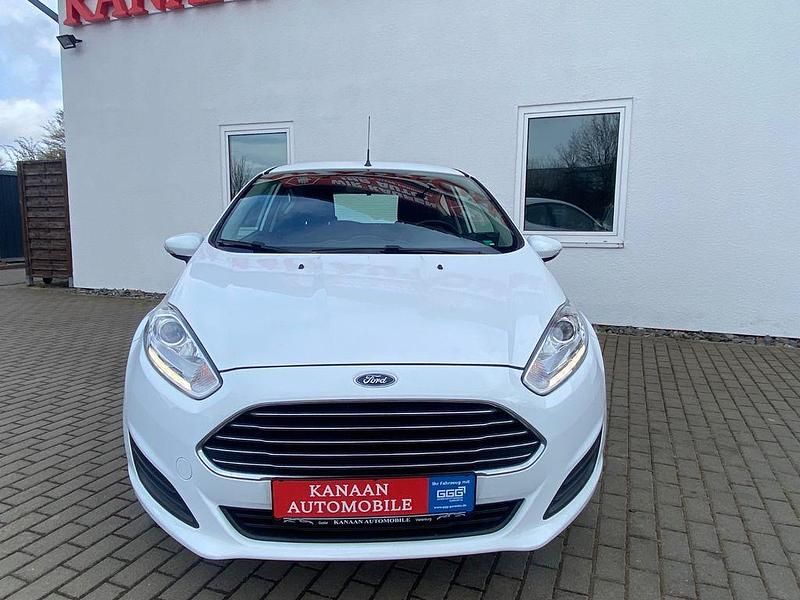 Gebraucht Ford Fiesta Trend 60 PS (44 kW) 2015 Weiß Kleinwagen