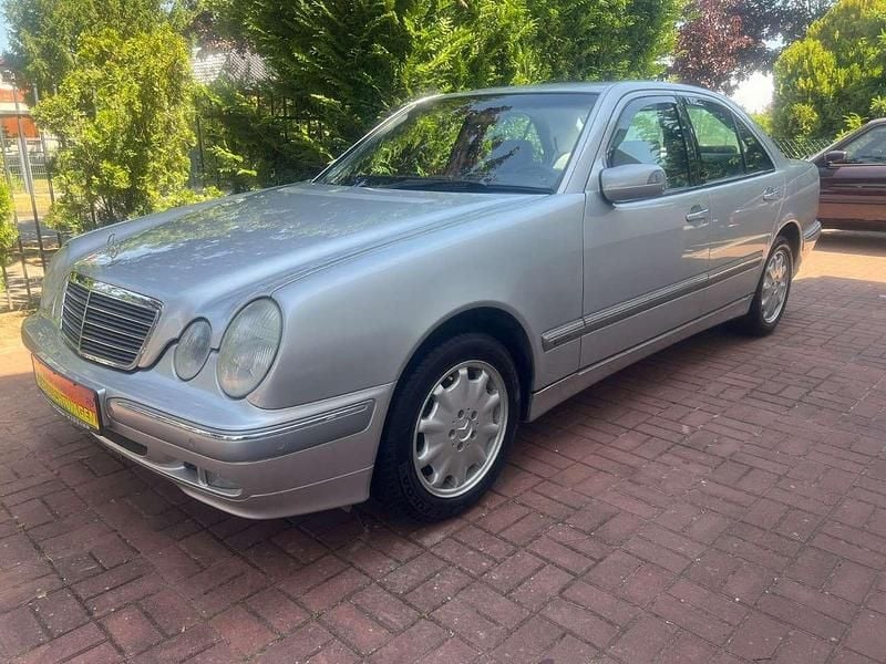 Gebraucht Mercedes E240 Elegance 170 PS (125 kW) 1999 Silber (metallic) Limousine