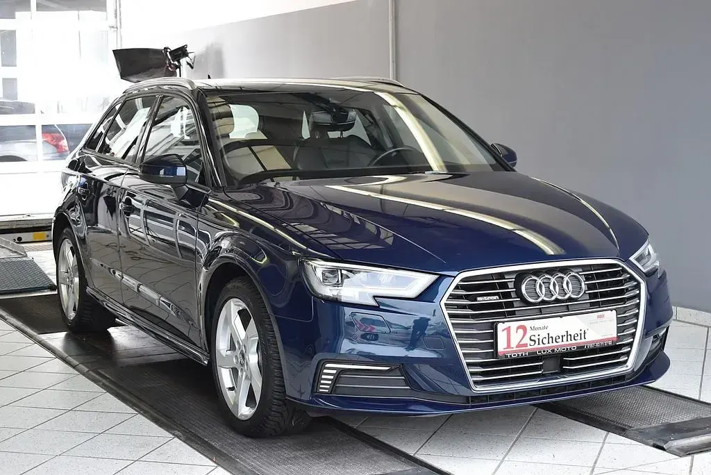 Gebraucht Audi e-tron Sport 204 PS (150 kW) 2020 Blau SUV