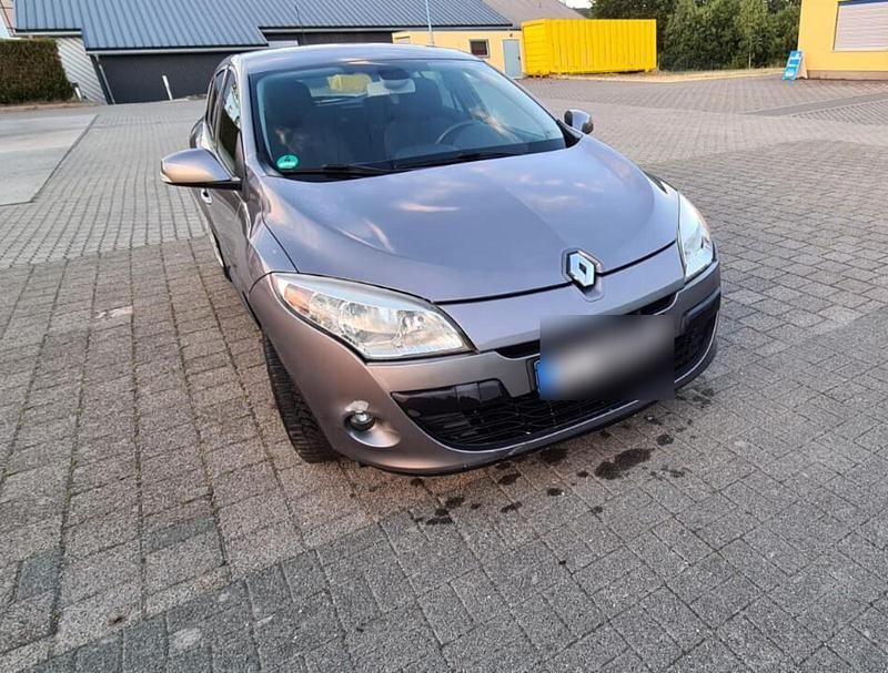 Grau Gebraucht 2008 Renault Mégane III Dynamique Limousine | 3.000 € (Etwas zu teuer) - Bild 1/4