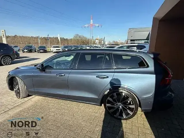Gebraucht Volvo V60 Ultimate 197 PS (144 kW) 2024 Denim blue / metallic Kombi