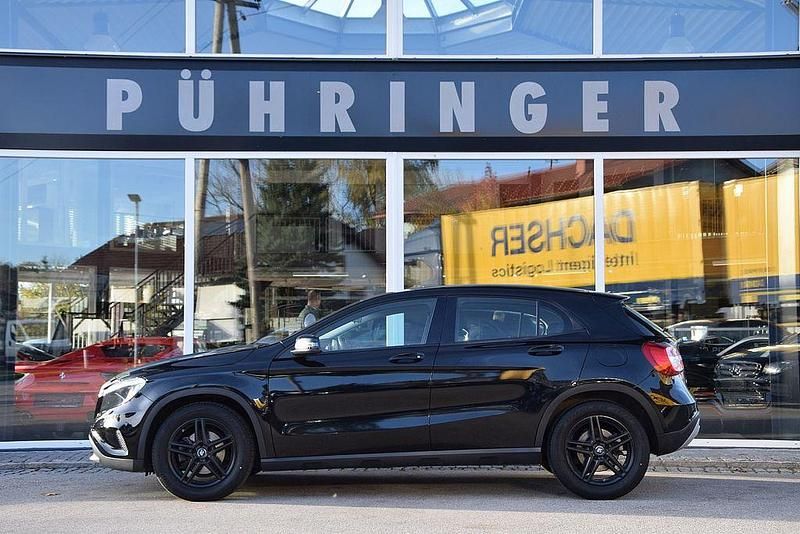 Schwarz Gebraucht 2016 Mercedes GLA180 SUV | 15.900 € (Fairer Preis) - Bild 1/4