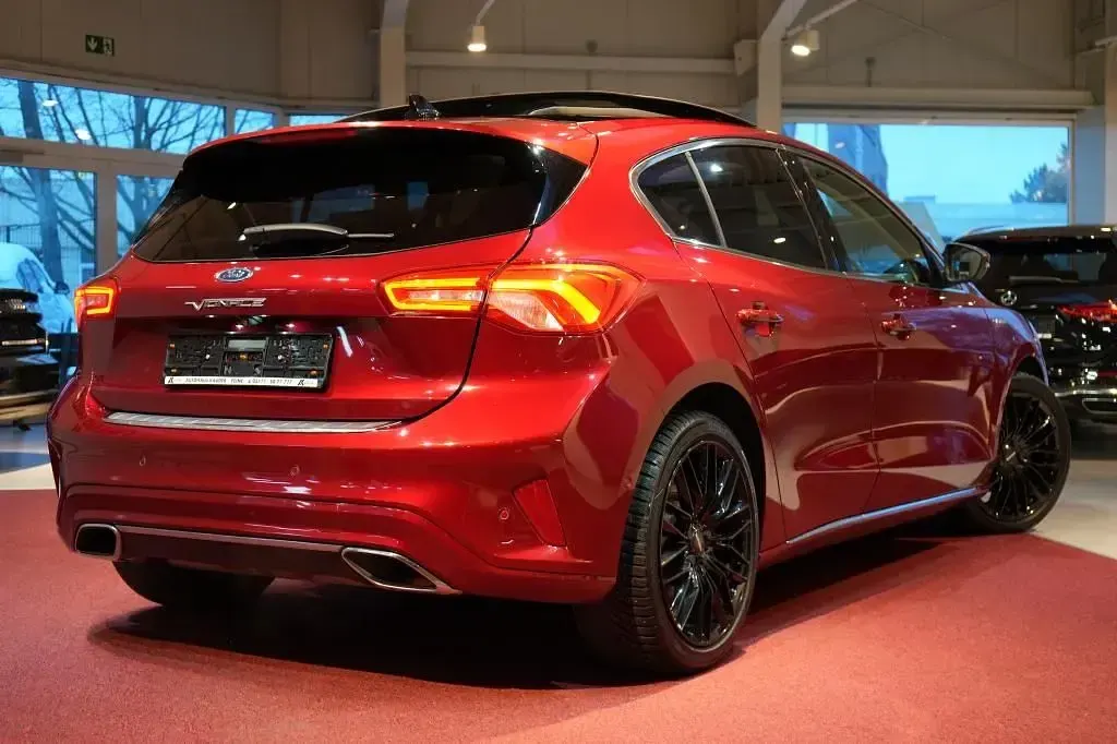 Używany Ford Focus Vignale 182 KM (133 kW) 2020 Czerwony Sedan/Limuzyna