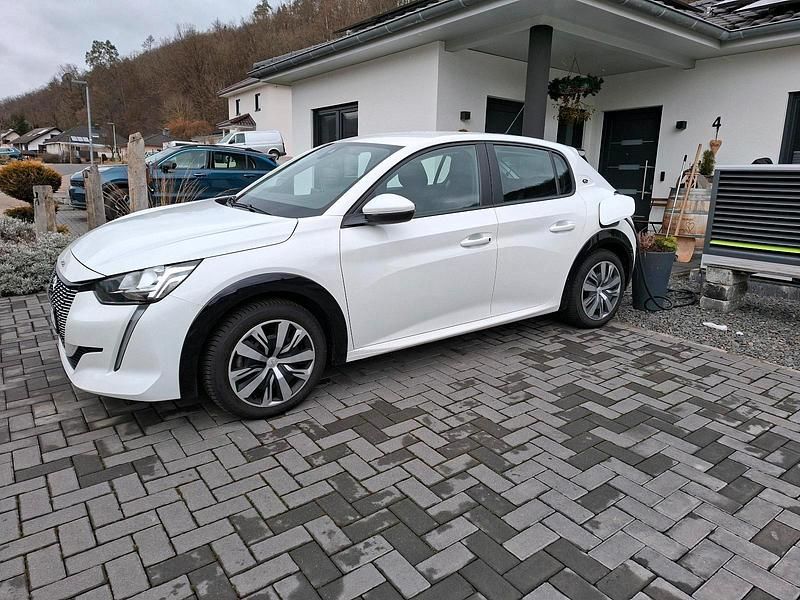 Gebraucht Peugeot e-208 100 kW (136 PS) 2021 Weiß Kleinwagen