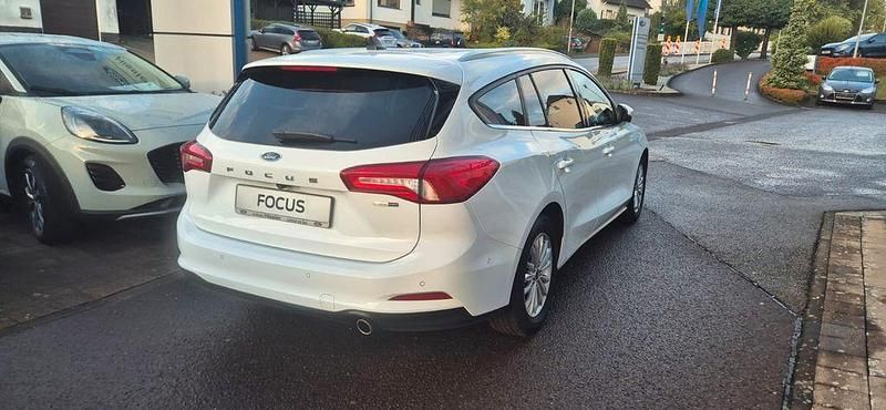 Gebraucht Ford Focus Titanium 125 PS (91 kW) 2020 Weiß Limousine