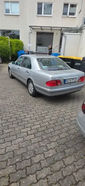 Gebraucht Mercedes E200 Elegance 136 PS (100 kW) 1997 Silber Limousine