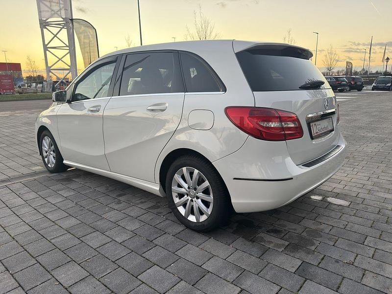Gebraucht Mercedes B220 184 PS (135 kW) 2014 Weiß Van / Kleinbus