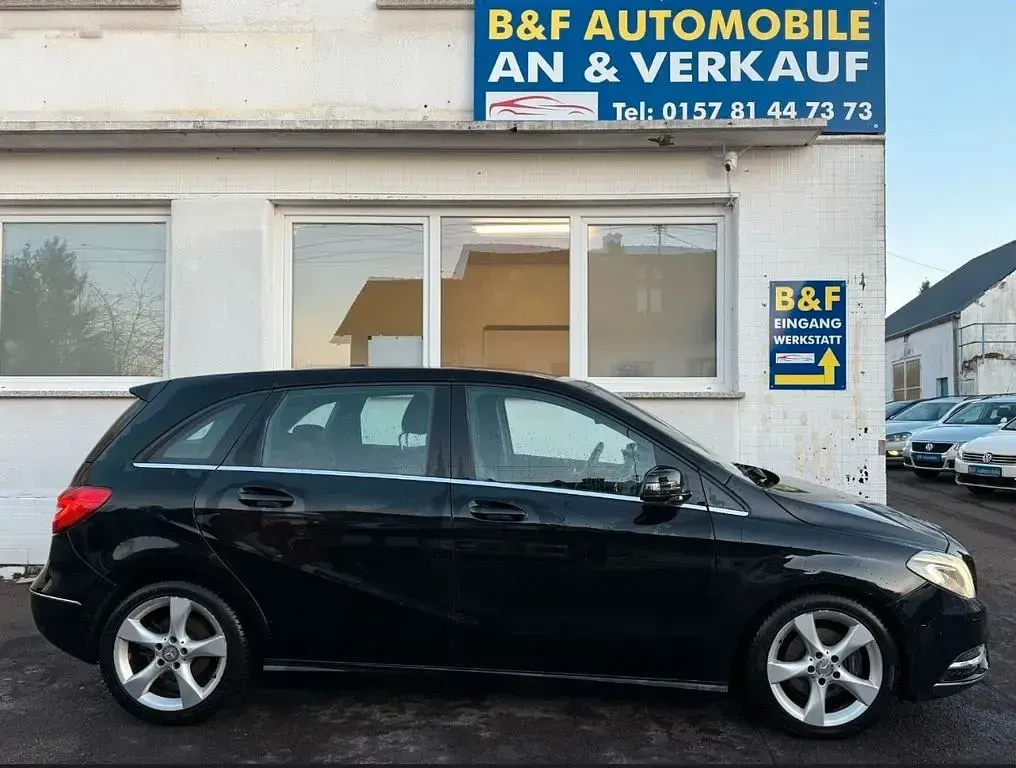 Gebraucht Mercedes B180 122 PS (89 kW) 2013 Schwarz Kleinwagen