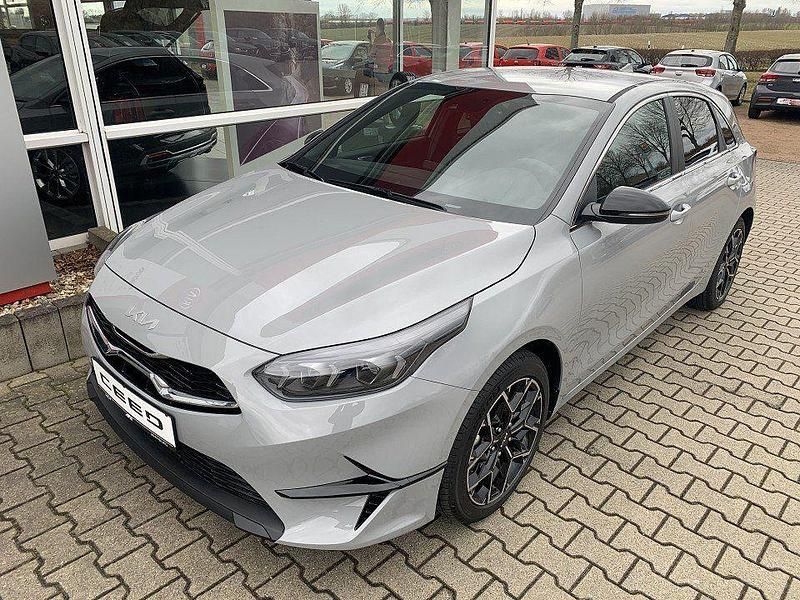 Neu Kia Ceed 140 PS (102 kW) 2025 Grau Kleinwagen